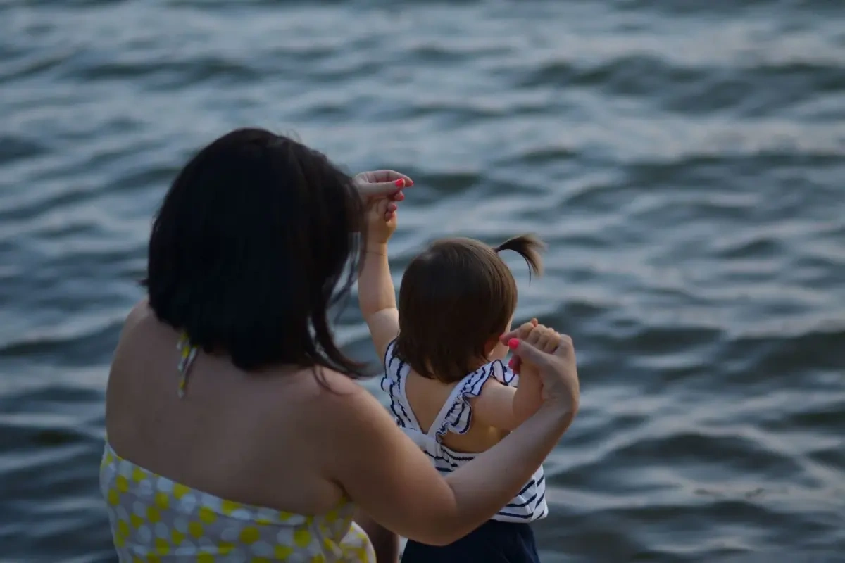 Svømme med din 1-årige - her er 3 tips til at gøre det til en god sikker oplevelse for jer begge