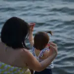 Svømme med din 1-årige - her er 3 tips til at gøre det til en god sikker oplevelse for jer begge